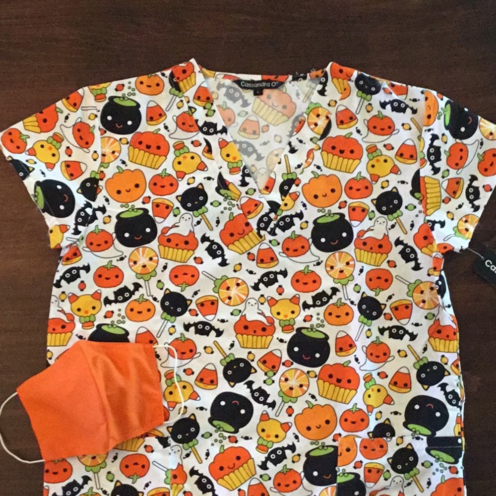 NWT Halloween scrub top, S and free handmade mask.